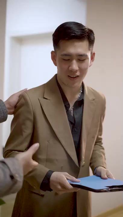 新不装了我是富二代海报